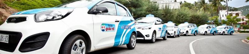 Một chiếc xe taxi Mai Linh màu xanh đậu cạnh biểu tượng du lịch Ninh Thuận, minh họa lựa chọn di chuyển tốt nhất